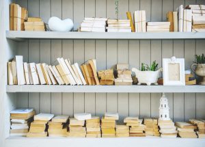 Book Shelf with Stack of No Cover Books, solliciter armoire de cuisine