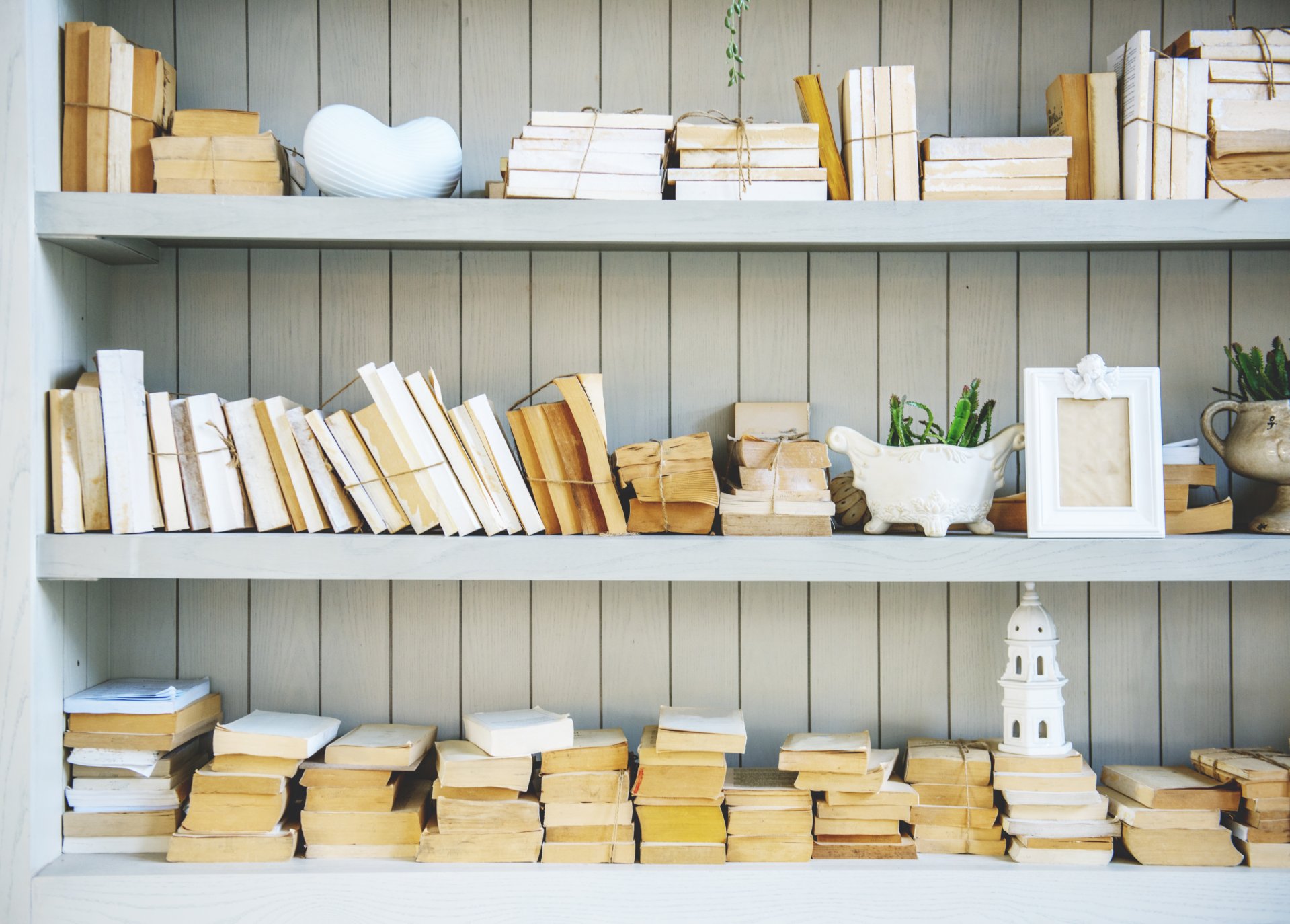 Book Shelf with Stack of No Cover Books, solliciter armoire de cuisine